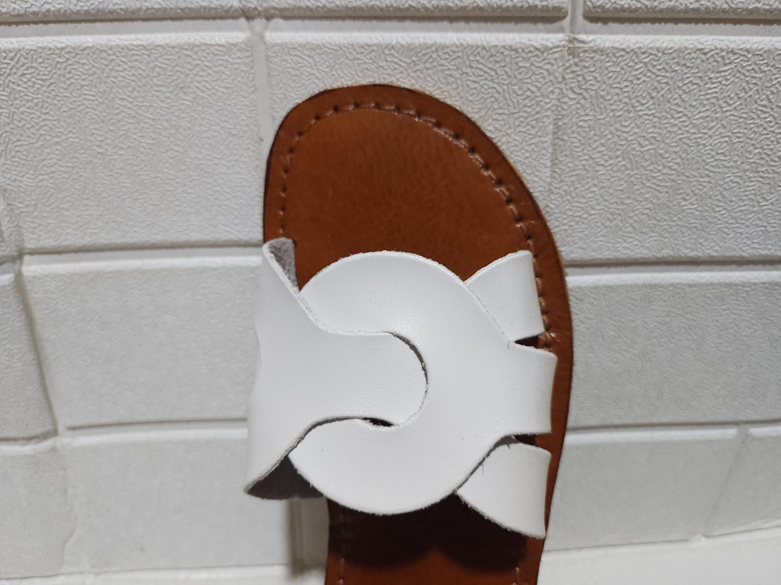 Handmade Moroccan White Leather Sandals For Women – Flat Slip-on Summer Shoes With Interlocking Strap – Artisan Minimalist Brown Sole Slides